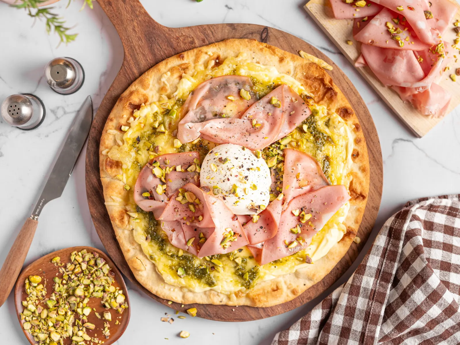 Pizza med mortadella og pistasjnøtter