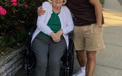 Zajmowałem się majątkiem mojej 85-letniej sąsiadki, ale nie zostawiła mi nic — następnego ranka jej prawnik zapukał do jej drzwi z pudełkiem
