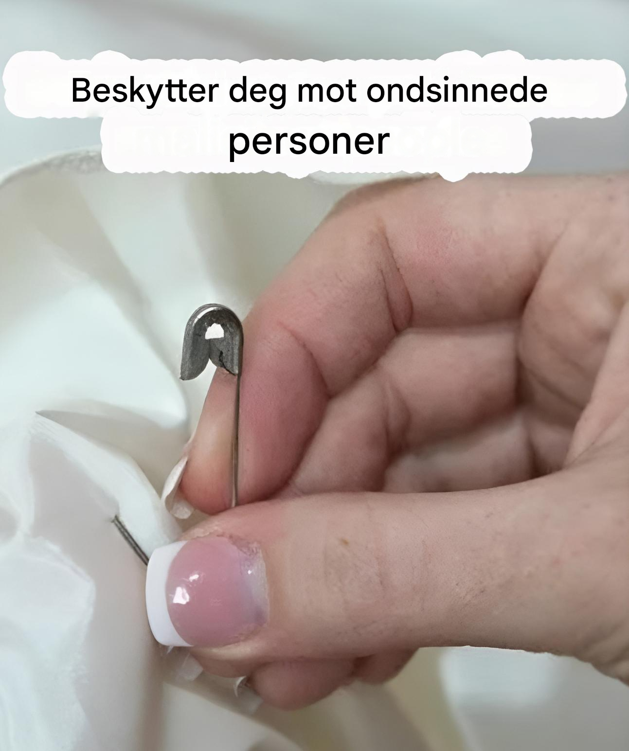 Hvorfor og hvor du skal feste en sikkerhetsnål til klærne dine for å beskytte deg mot ondsinnede personer