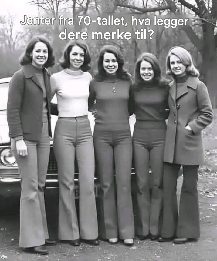 Jentene fra 70-tallet: hvilken detalj fanger deg umiddelbart?  Fotografier fra 1970-tallet vekker ofte nostalgi og inviterer oss til å observere de små detaljene som skiller denne epoken fra vår egen. Når man ser på dette bildet, legger mange først merke til buksene med bell bottom, naturlige frisyrer og enkle klær. Men en annen detalj fanger ofte blikket: ingen av de unge kvinnene holder mobiltelefon, bruker hodetelefoner eller ser på en skjerm.  Les mer på neste side>>