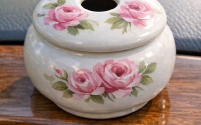 Kjøpte et merkelig keramikkglass på et vårsalg på dødsbo. Den har et lokk med et fingerstort hull i midten og håndmalte blomster. Ingen lukter, helt tom inni. Noen som vet hva denne tingen er?