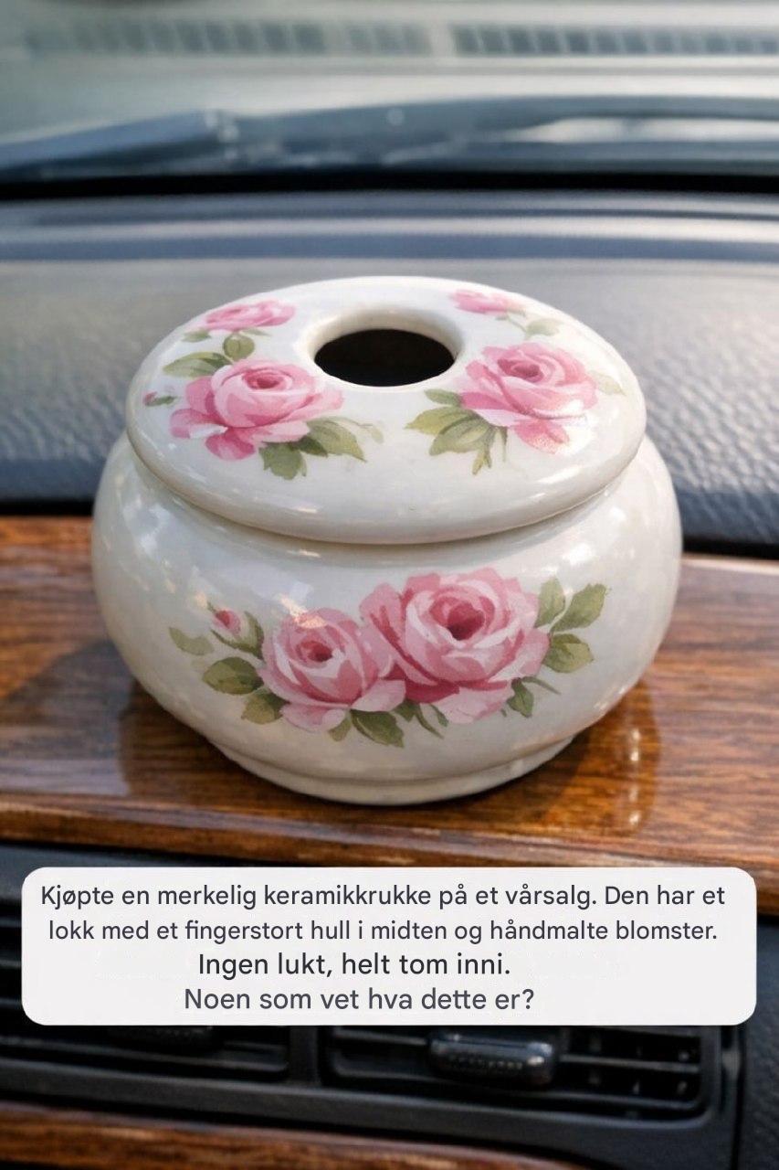 Kjøpte et merkelig keramikkglass på et vårsalg på dødsbo. Den har et lokk med et fingerstort hull i midten og håndmalte blomster. Ingen lukter, helt tom inni. Noen som vet hva denne tingen er?
